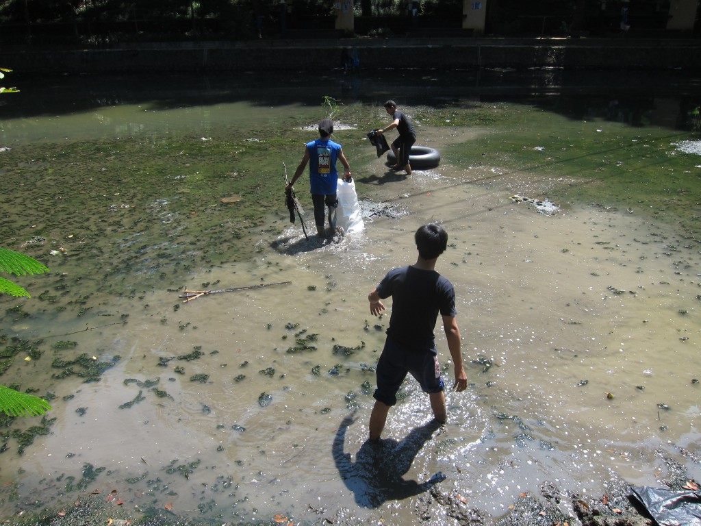Para mahasiswa gunakan alat konvensional untuk bersihkan danau.