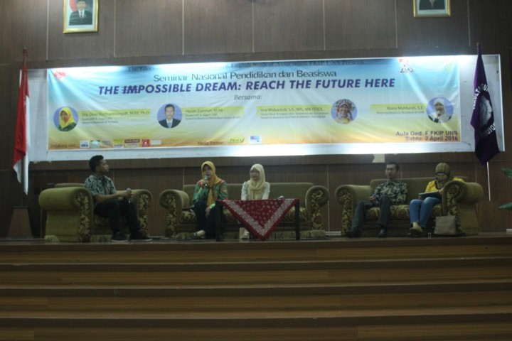 seminar Pendidikan HMP ESA (kiri-kanan) moderator. Dewi Rochsantiningsih (kerudung kuning), Riana Mahfuroh, Hasan Zainnuri, dan Ima Widyastuti.